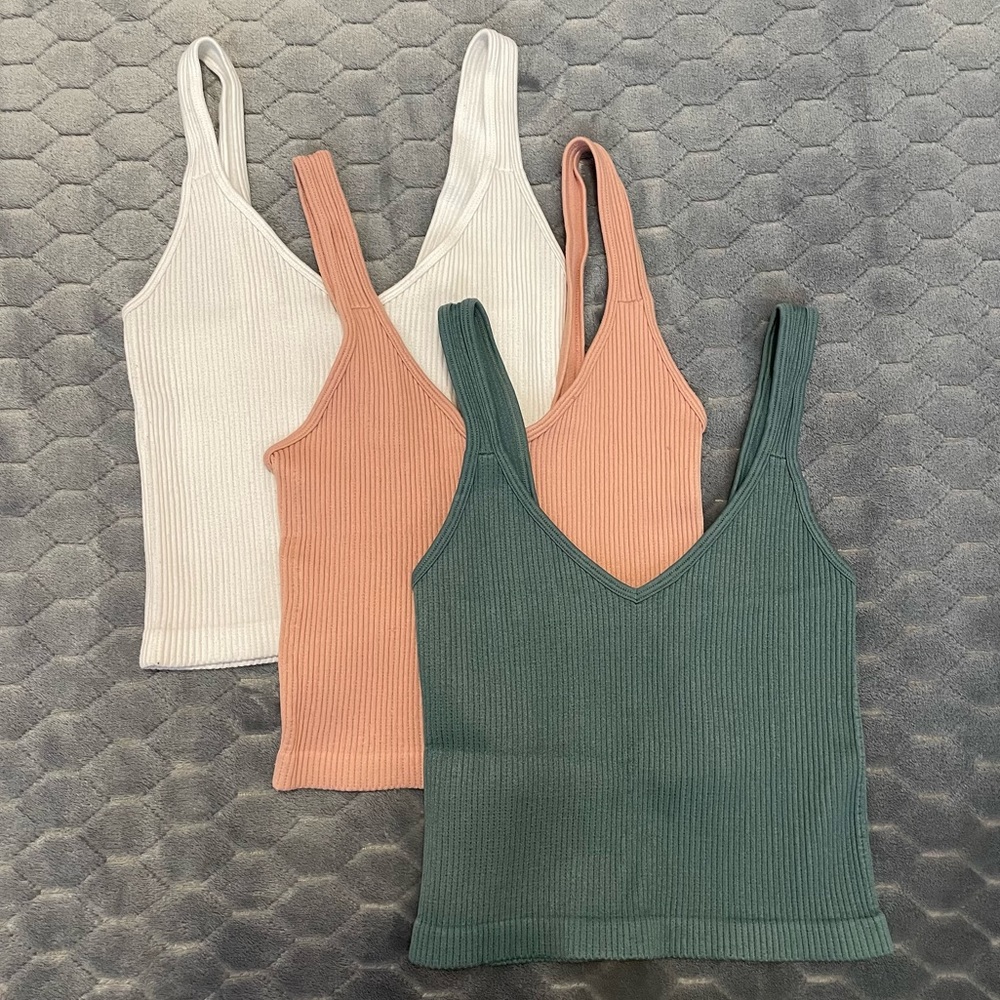 Ribbed V-neck tank set of 3